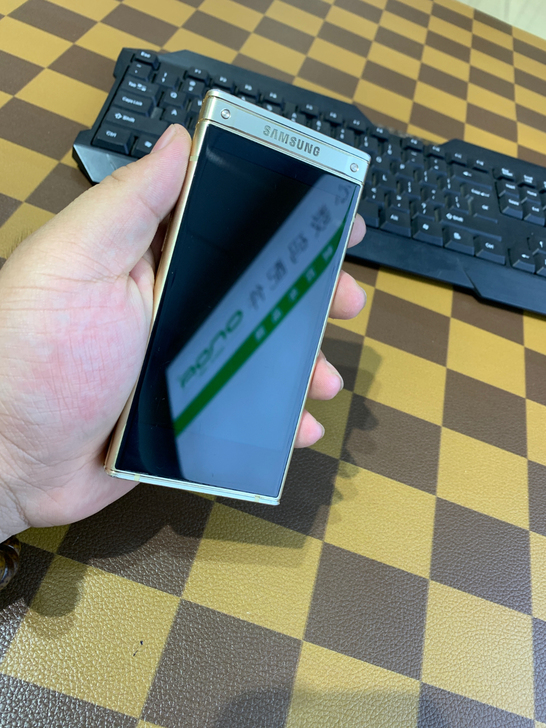 三星W2018。成色一般 图片实图。64G...