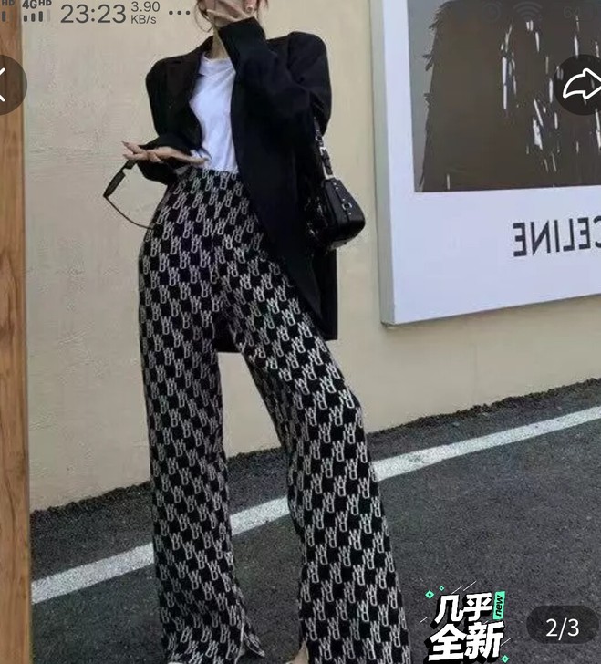 字母裤子。侧边开叉。