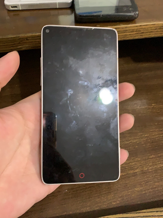 努比亚z5s，黑屏，当配件卖，只有手机，包邮