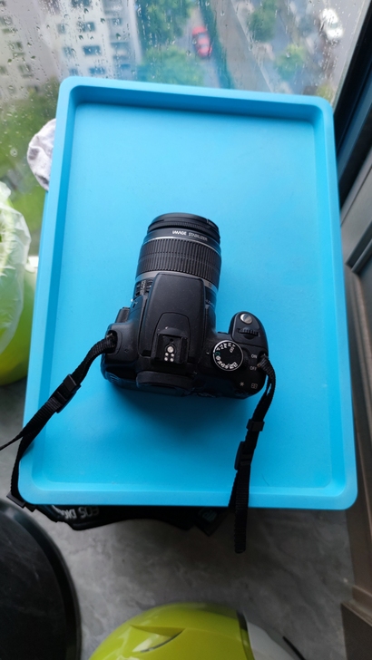 佳能350d，能正常使用，镜头最上面的塑料...