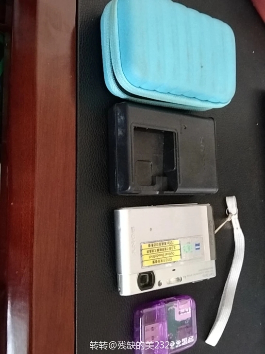 索尼T90相机，送读卡器，2G内存卡，充电...
