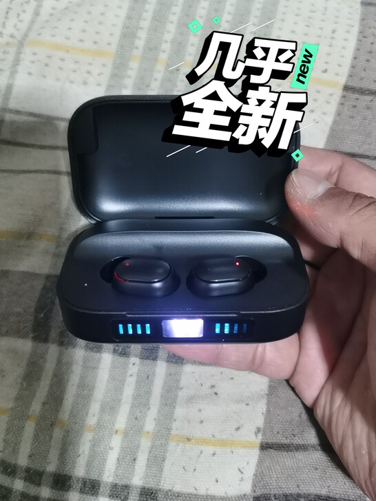 蓝牙耳机，有电量显示，能当一个小的充电宝，...