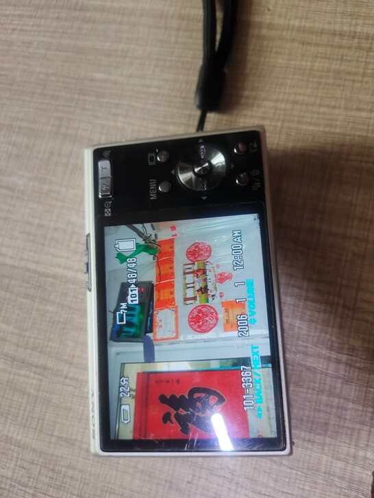 出一台索尼牌数码相机。型号是DSC-T30...