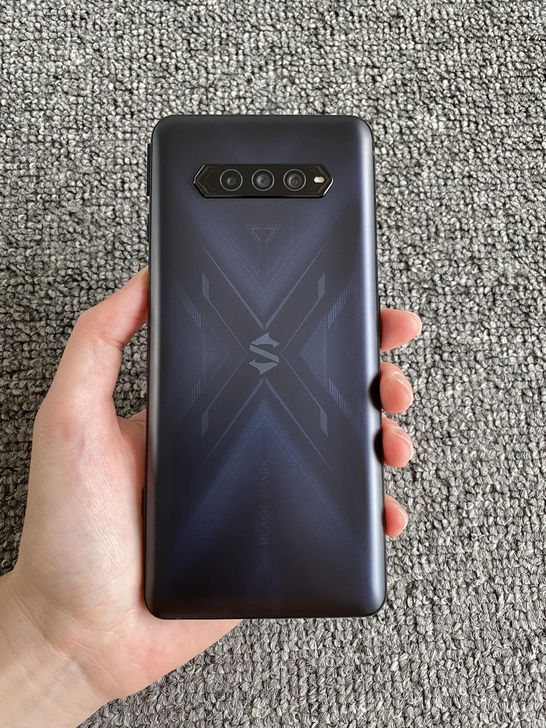 黑鲨4pro，12+256G 99新，机器...