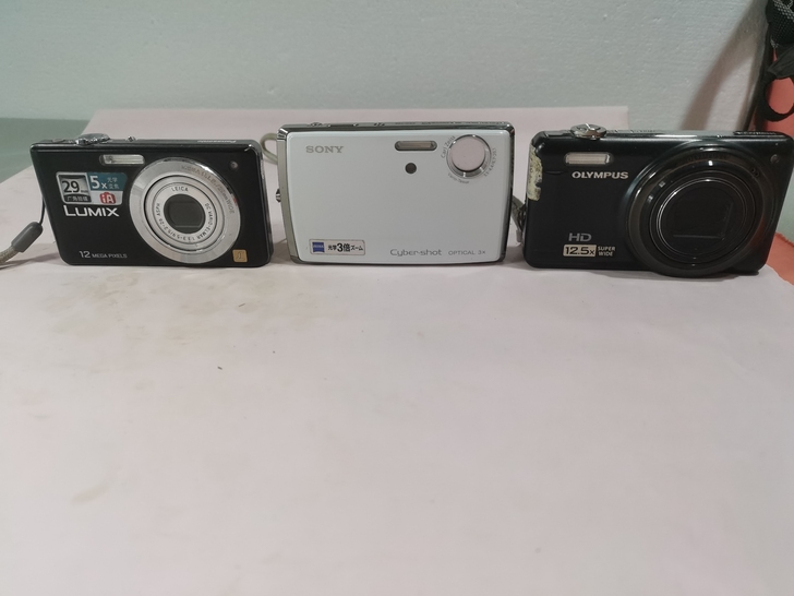三个数码相机，索尼，奥林巴斯，松下，没有电...