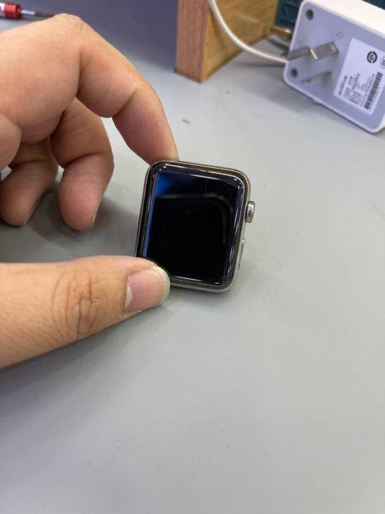 苹果手表watch2，掉地上之后屏幕出虚线...