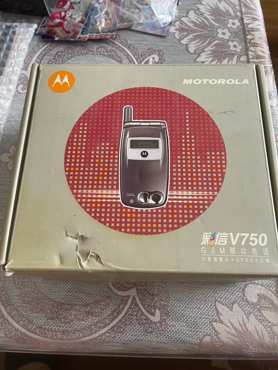 摩托罗拉v750手机。成色99新带原膜，功...