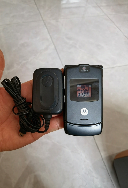 摩托罗拉V3原装无拆修！有充电器！ 手机功...