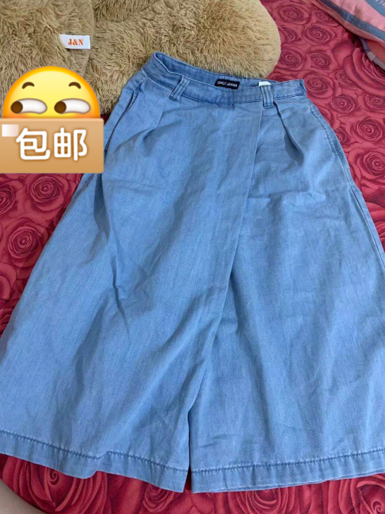 only浅蓝色牛仔裤腿裤 裙裤的样子