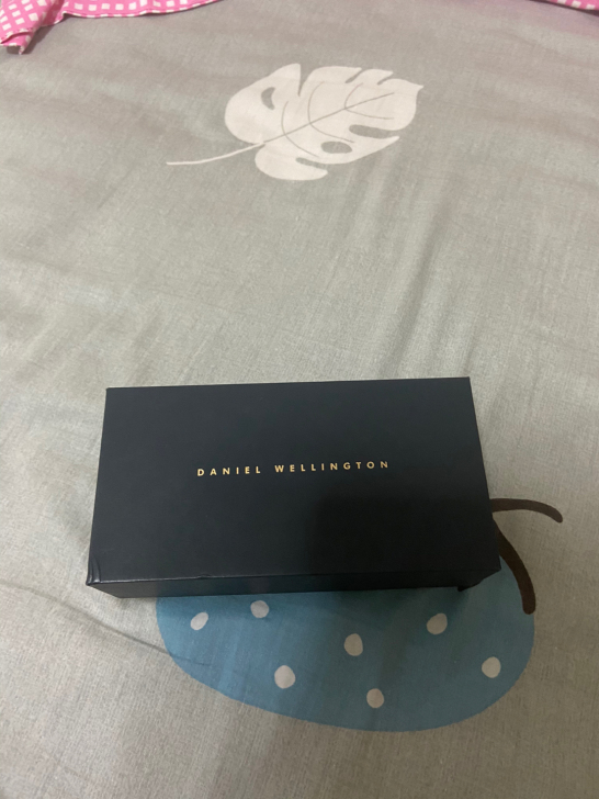 Dw手表闲置，表盘有轻微痕迹不影响佩戴，需...