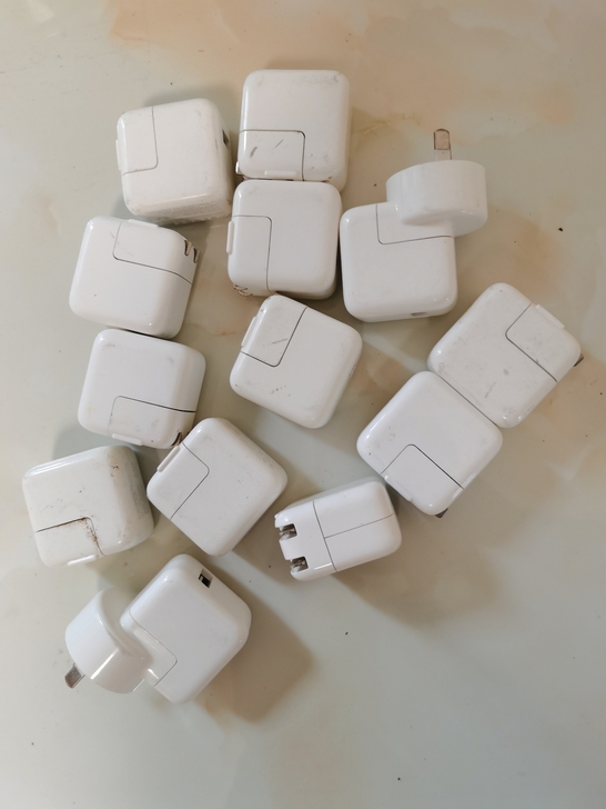 苹果原装充电头,单卖15元一个不包邮,最好...