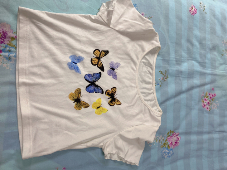 短T,适合搭配高腰裤的,本人现在胖了不能穿...