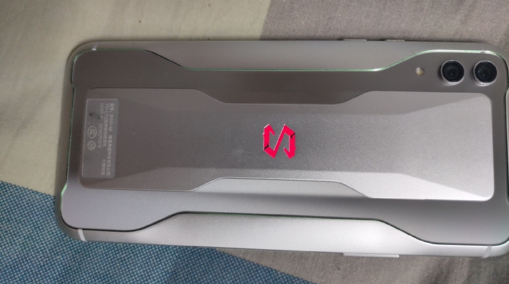 黑鲨2，8＋256，无划痕无磕碰无暗病无拆修