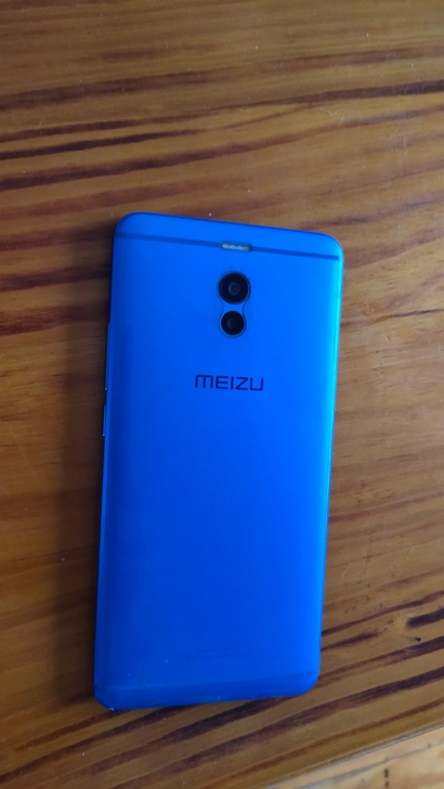 手机良好，屏保还在，轻微划伤，中间home...