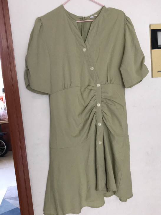 正品豆绿色雪纺连衣裙，都是拍照用的，手机拍...