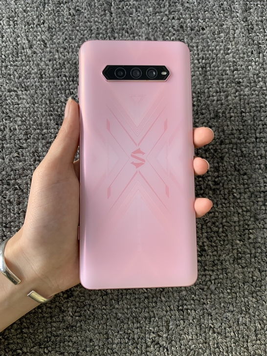 黑鲨4 8+256G 99新 机器国行双卡...