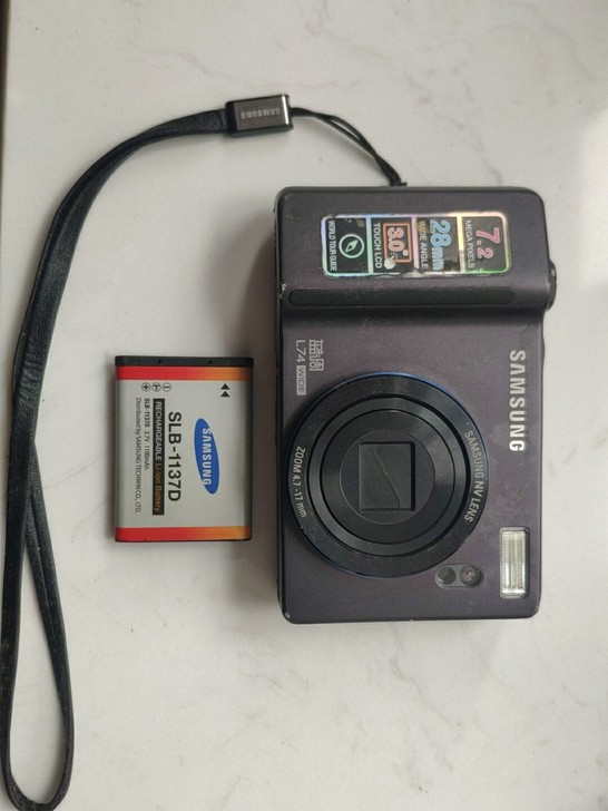 三星l74相机。开机屏幕有线条。没办法进一...