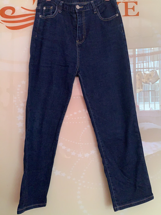 深蓝色直筒牛仔裤，于实体店150元入，我穿...