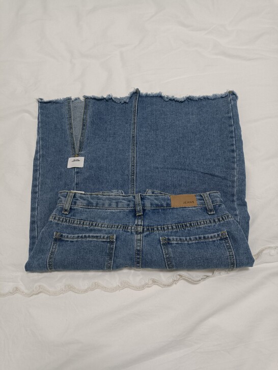牛仔中裙M码。淘宝上购入，买回家就拆了吊牌...