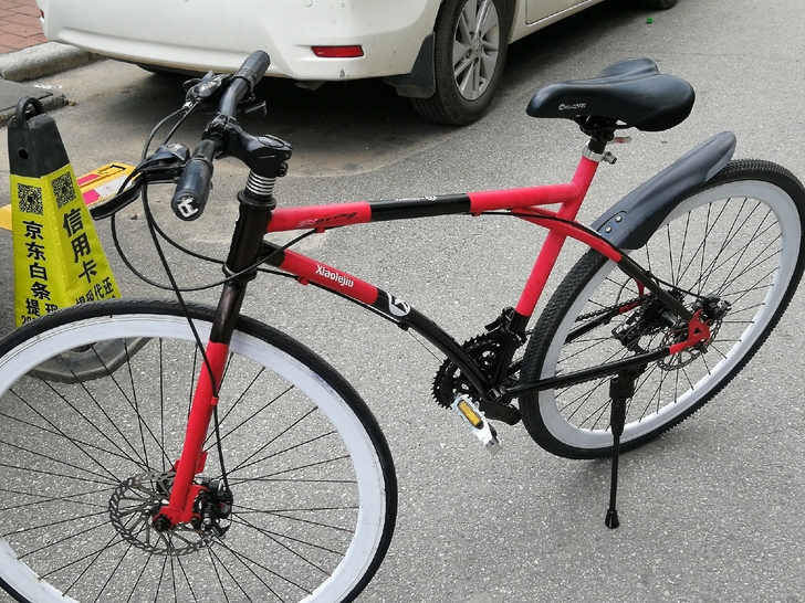 700C的平把公路车，后胎升级了带牙的粗胎...