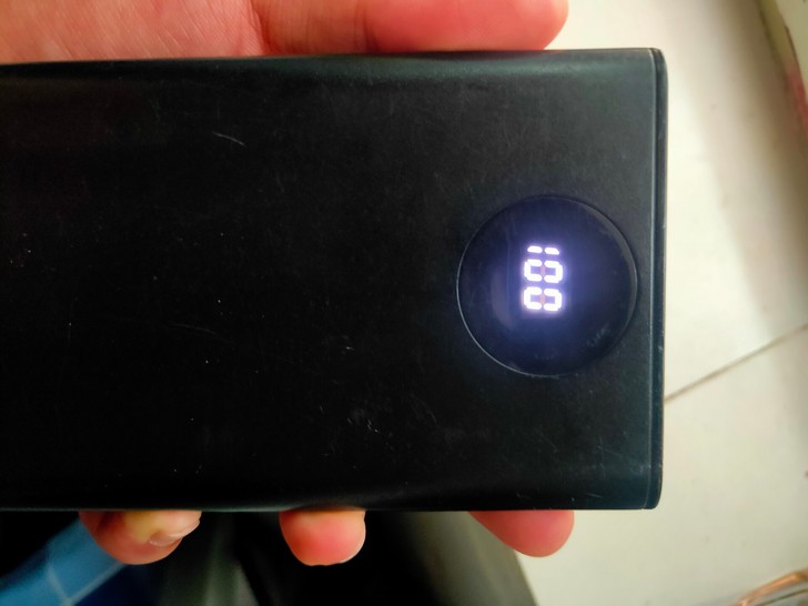 魔睿充电宝,20000毫安的,我手机400...