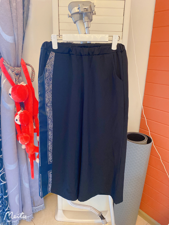 休闲阔腿八分裤,纯黑色松紧腰,上身超级显高...