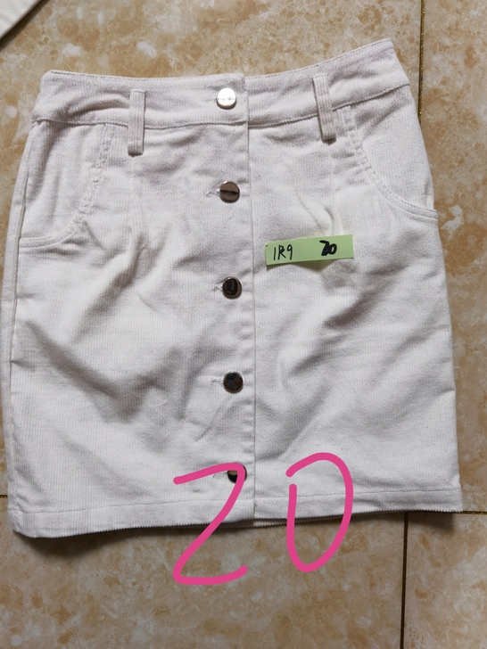 衣服闲置,仅穿几次,成色新,标价是最低价,...