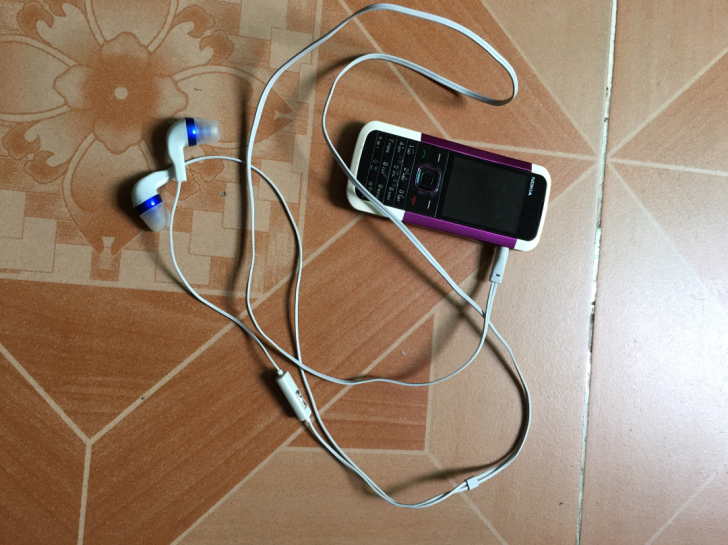 诺基亚手机，有收音机和拍摄功能的，带耳机，...