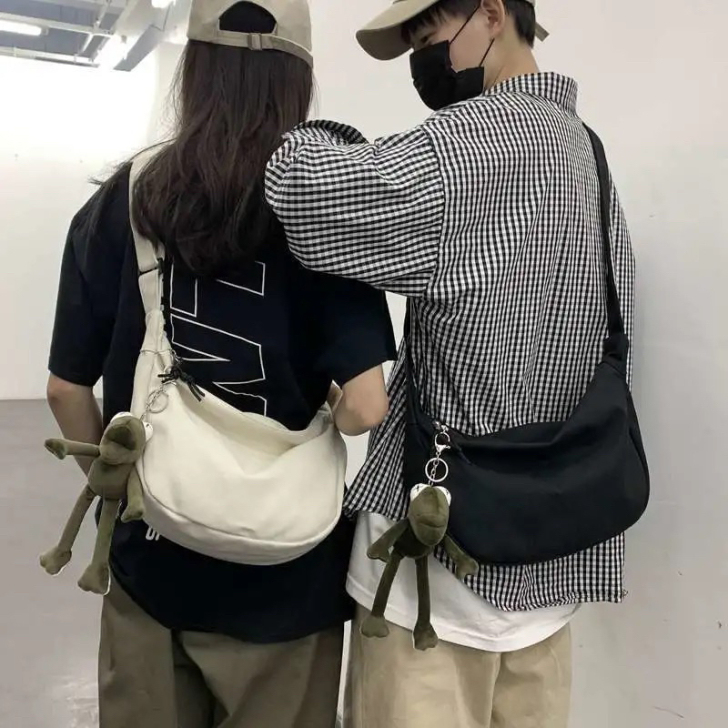 新款斜挎包男士大容量ins单肩包日系休闲百...