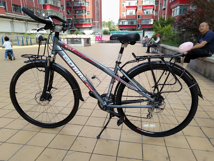 公路旅行自行车，铝合金车架，前叉带减震，车...
