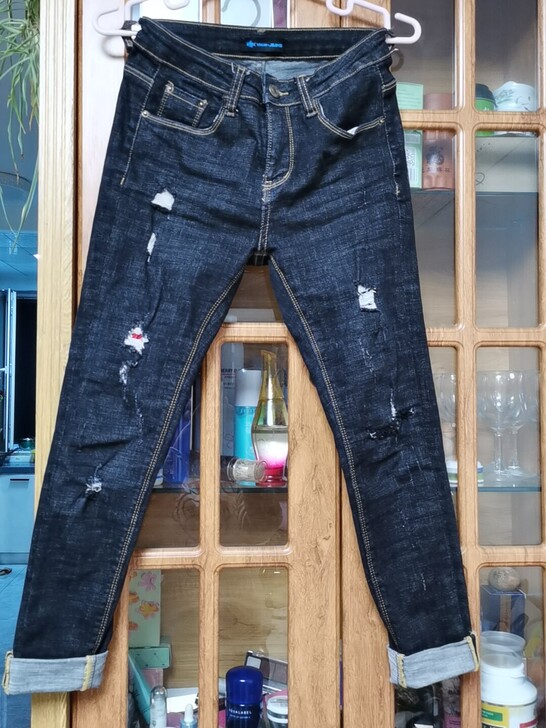 XT品牌型号 JEANS女士黑色破洞牛仔裤...
