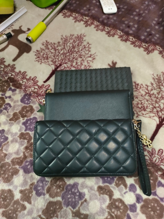 女士钱包，八成新，15元一个，三个28.8...