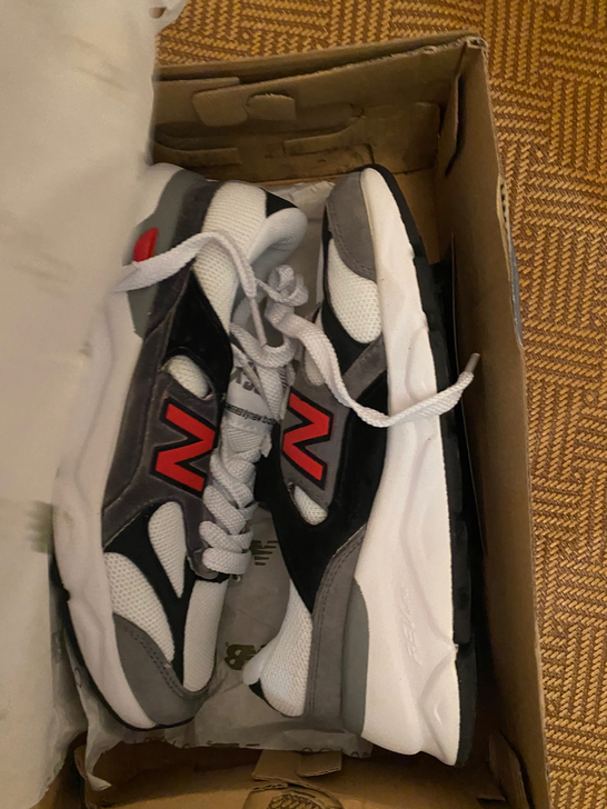 新百伦运动鞋 36码 仅此一双 鞋盒也还在...