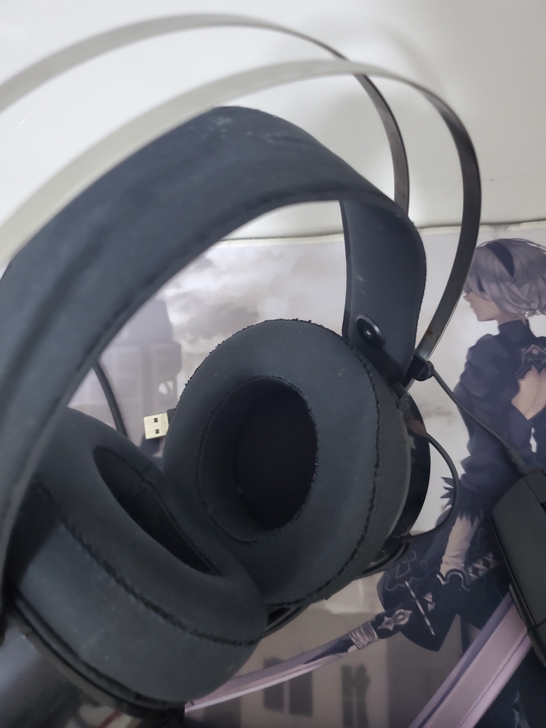 电脑游戏耳机，耳机掉皮就全部撕了，灯光是蓝...