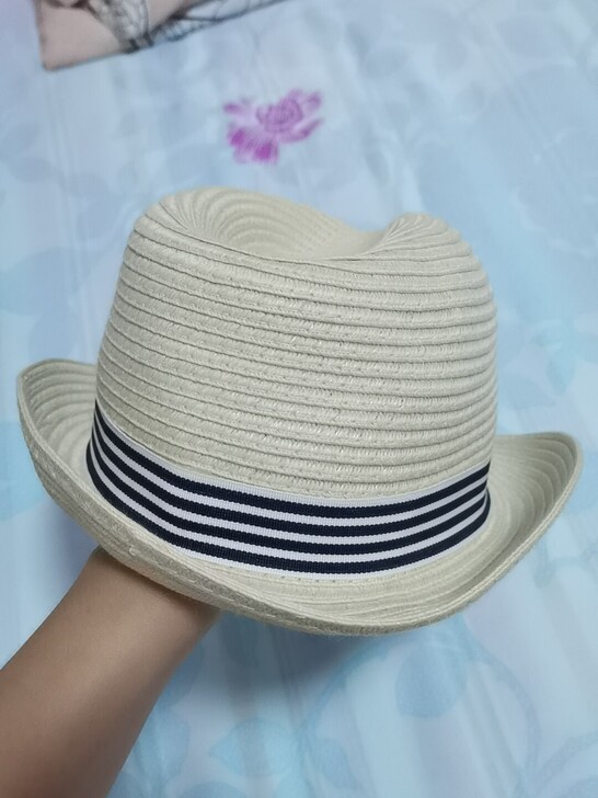 草帽一顶,柔软透气,很轻,头围48cm,整...