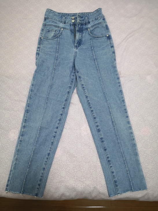 女士牛仔裤,购于太平鸟专柜