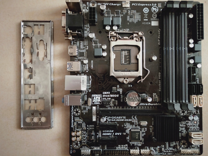 技嘉B85M-ds3h主板一张。主板针脚有...