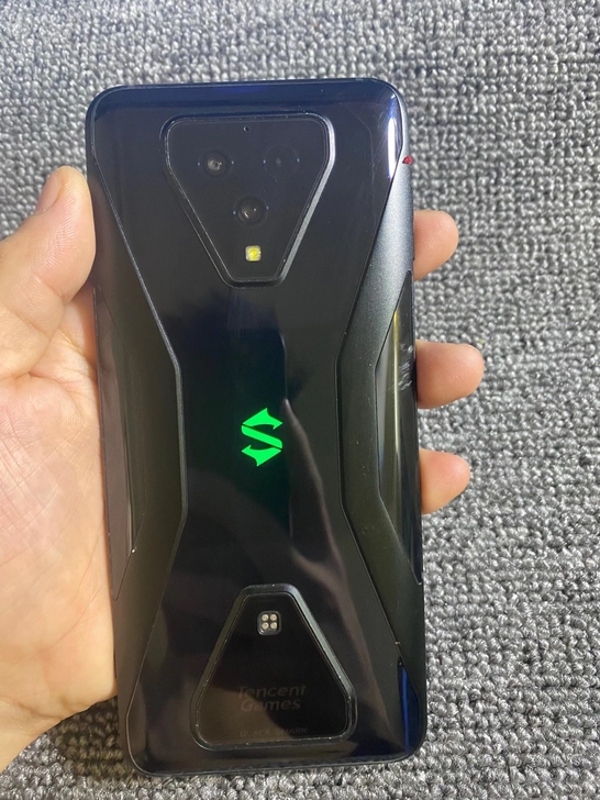 黑鲨3黑色12+128版本，游戏手机，骁龙...