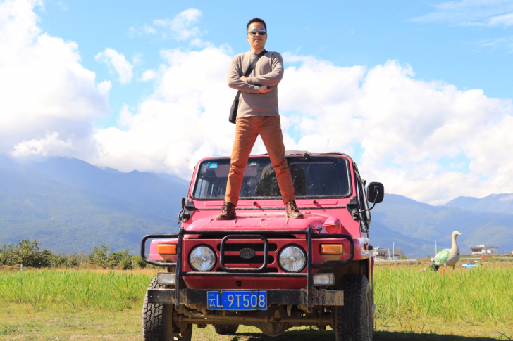 闲置修身直筒裤。