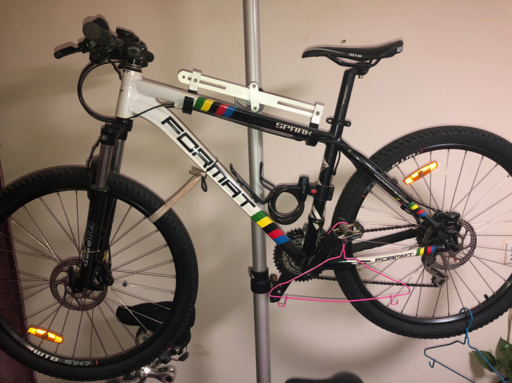 八成新山地自行车。赛级变速器和刹车。前后都...