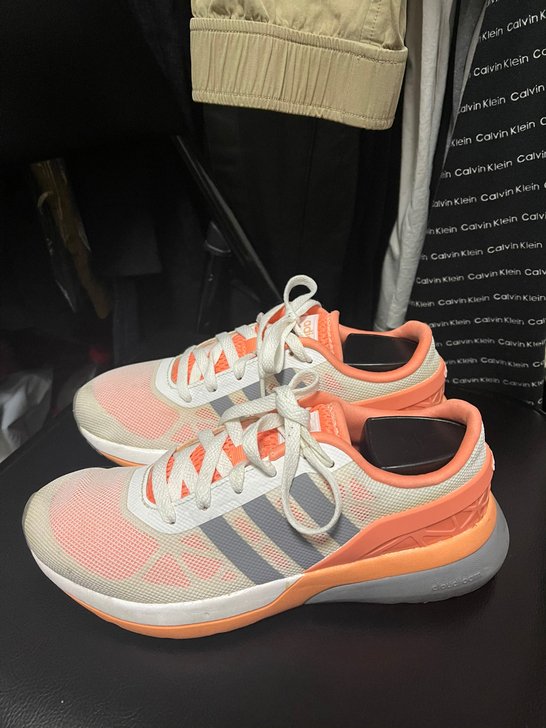 正品：阿迪达斯运动鞋-37.5码