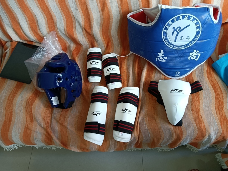 跆拳道护具 只穿了一节课 几乎全新 ...