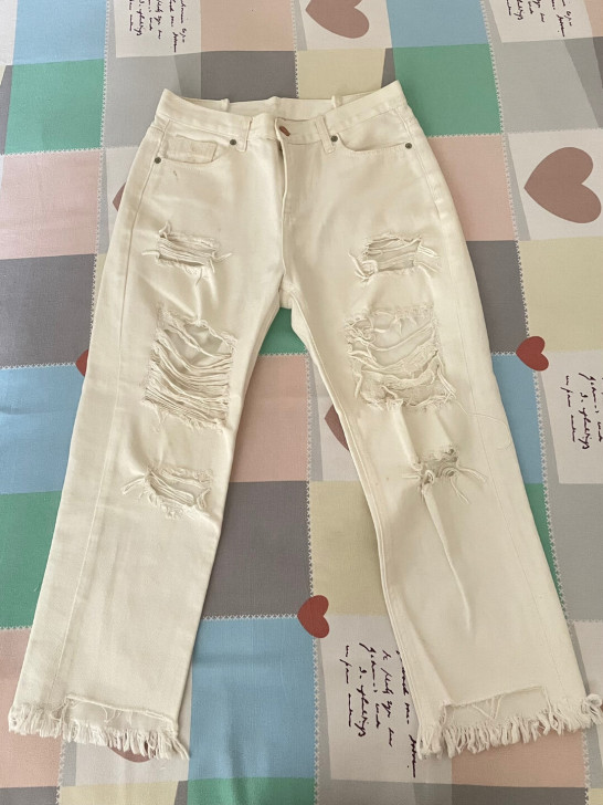 米白色破洞须边牛仔裤