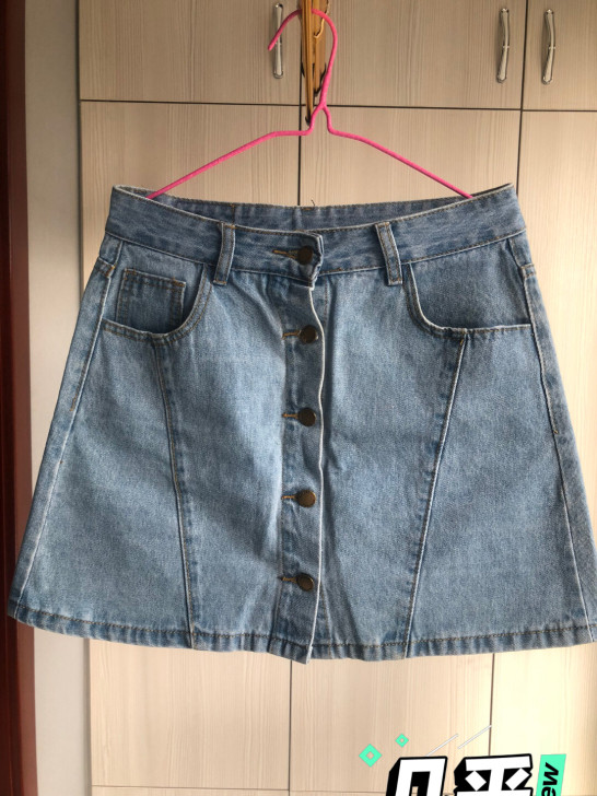 牛仔半裙 均码 仅穿过几次 线下实体店购入...