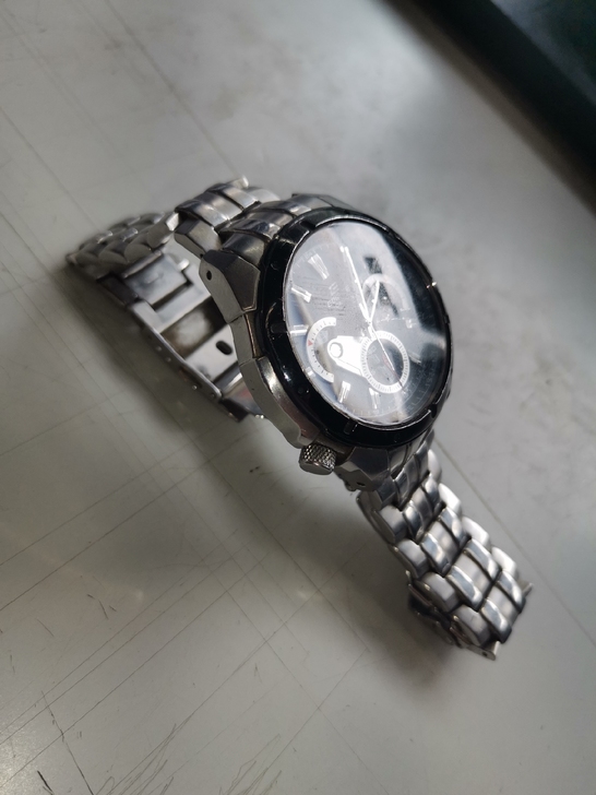 卡西欧的电子表，刚换电池，一切正常，太重了...