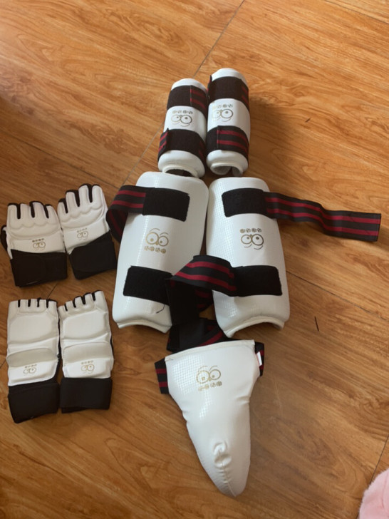 跆拳道全套护具一套。