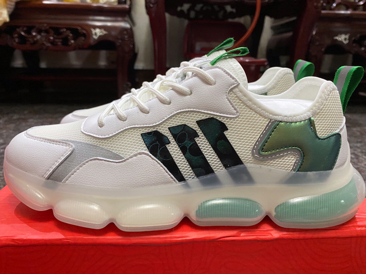 全新夏季休闲运动鞋，单层透气网面，爆米花软...