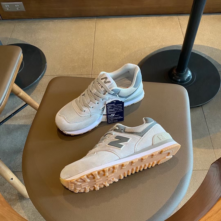 新百伦经典574情侣款，元祖灰头层猪巴皮材...