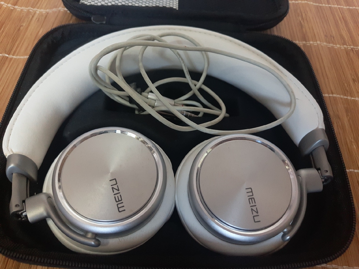 白色魅族HD50,毕业时整理出来的,平时极...