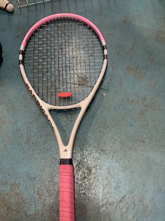 阿迪达斯网球拍 粉色 实物超好看 打了两三...